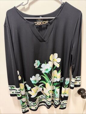 Black Floral V-Neck Tunic with Gold Chain Accent by Unknown Brand